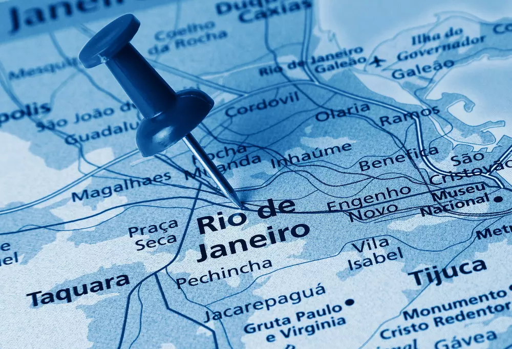 Mapa do Rio de Janeiro destacando seus bairros, incluindo Taquara, Jacarepaguá, Vila Isabel, Tijuca, e outros, mostrando a diversidade da cidade.