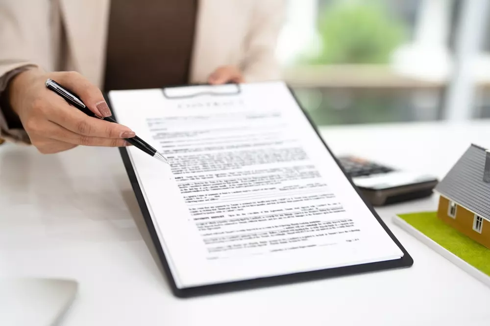 Corretor de imóveis analisando documentação da Faixa 4 para aprovação de financiamento imobiliário