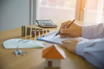 Imagem ilustrativa de cálculos financeiros, destacando a importância de compreender juros simples e compostos para investimentos e empréstimos.