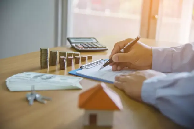 Imagem ilustrativa de cálculos financeiros, destacando a importância de compreender juros simples e compostos para investimentos e empréstimos.