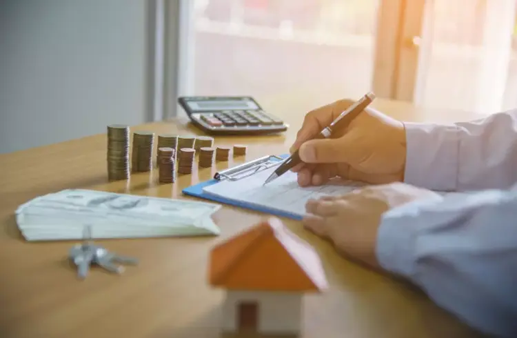 Imagem ilustrativa de cálculos financeiros, destacando a importância de compreender juros simples e compostos para investimentos e empréstimos.