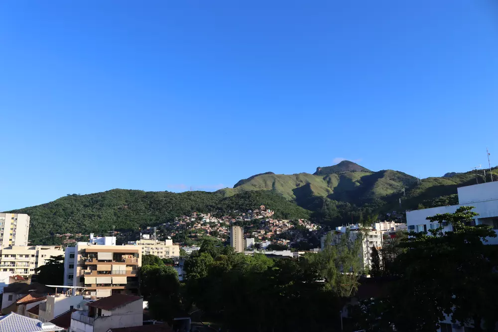 Vista panorâmica do bairro Méier no Rio de Janeiro, com montanhas verdes ao fundo e edifícios residenciais na cidade.