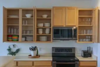 Armários de cozinha organizados seguindo o Método 5S, com utensílios e louças bem arrumados para uma casa mais eficiente e limpa.