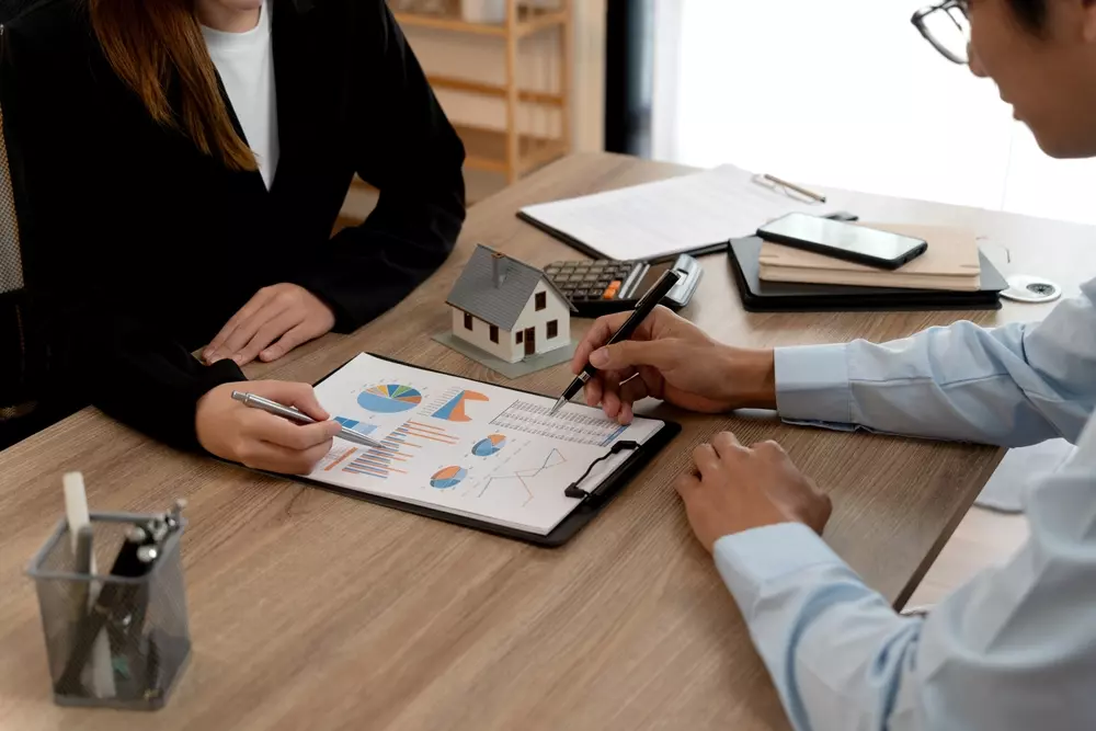 Profissionais analisando documentação da Faixa 4, com gráficos e dados de mercado em foco, em ambiente corporativo.