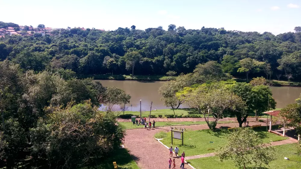 Parque Arthur Thomas com área de lazer, lago e muitas árvores verdes, ideal para caminhadas, passeios em família e contato com a natureza.