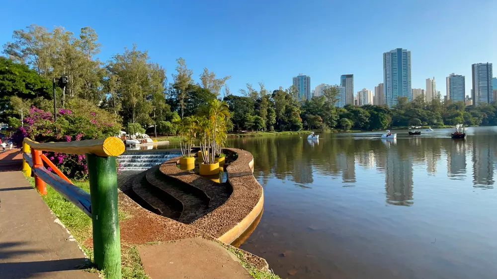 Vista do Lago Igapó, mostrando as árvores, Flores Vegetação, Pedalinhos passeando no lago e perspectiva dos prédios. Londrina, Paraná