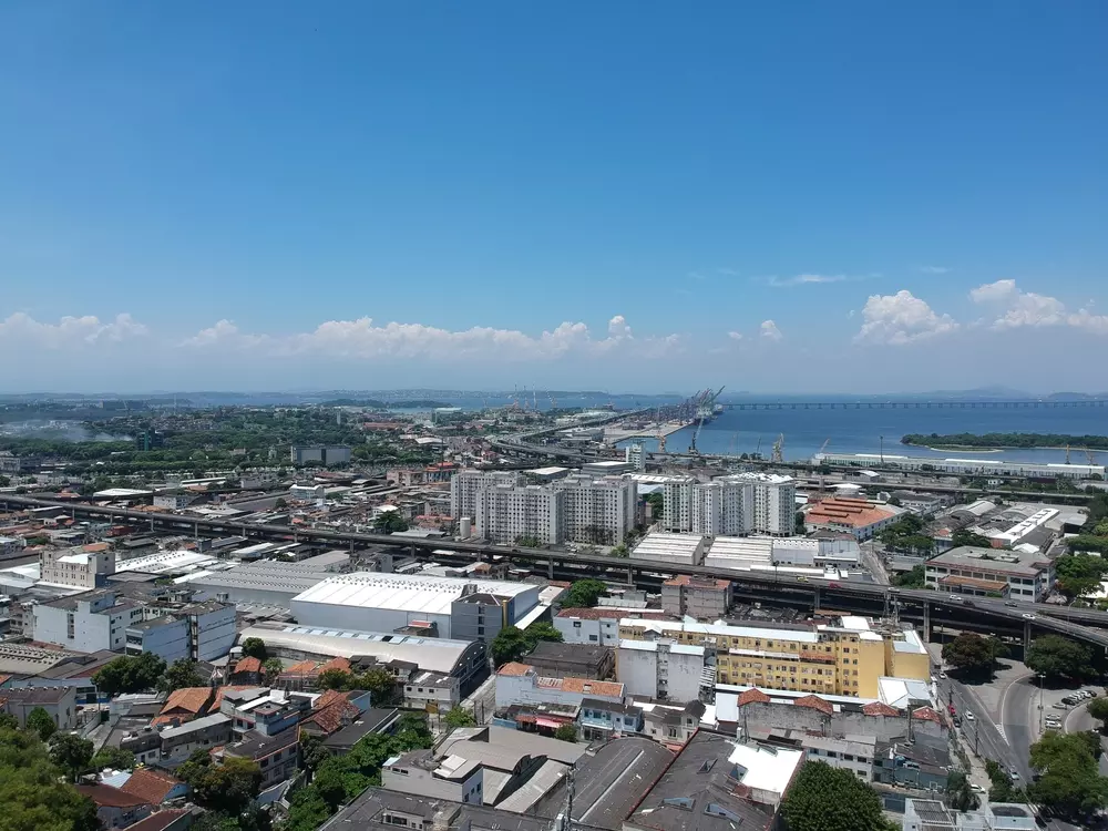Vista panorâmica de São Cristóvão, Rio de Janeiro, destacando áreas urbanas, construções residenciais e industriais próximas ao rio em um dia ensolarado.
