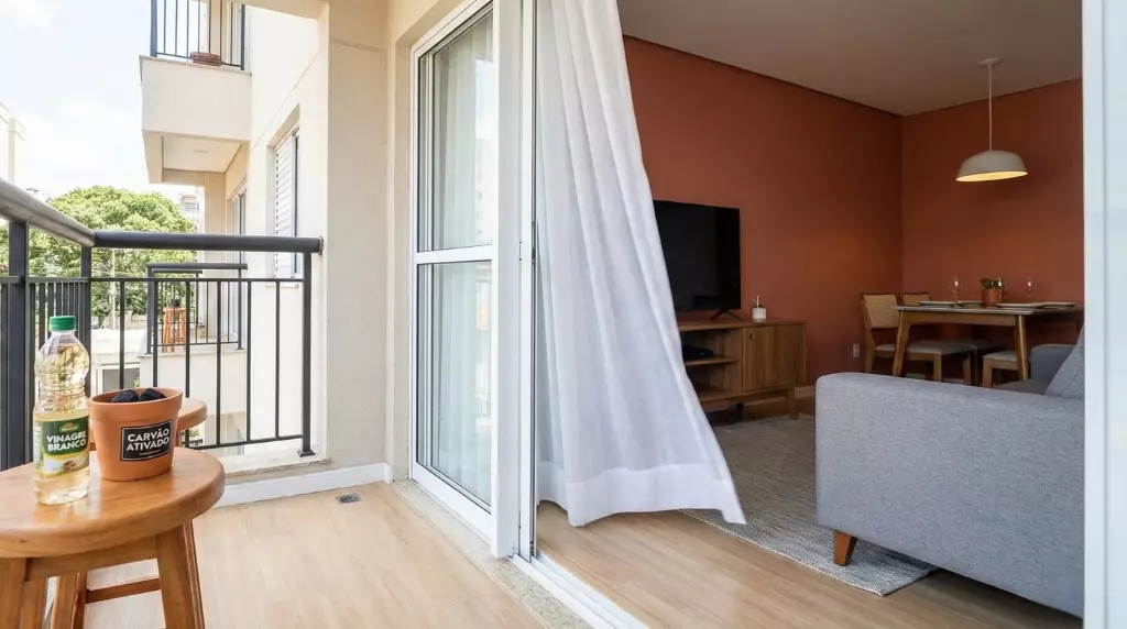 Varanda e sala de estar, com vinagre branco e carvão ativado, usados para eliminar cheiro de química de tinta com circulação de ar.