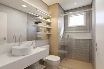 Banheiro moderno com decoração minimalista, espelhos, prateleiras e ducha de vidro, ideal para espaços sofisticados e funcionais.