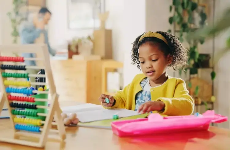 Foto trazendo o conceito de decoração educativa, com menina brincando com jogos educativos e brinquedos de matemática em sala de aula infantil moderna, promovendo desenvolvimento cognitivo e aprendizado divertido