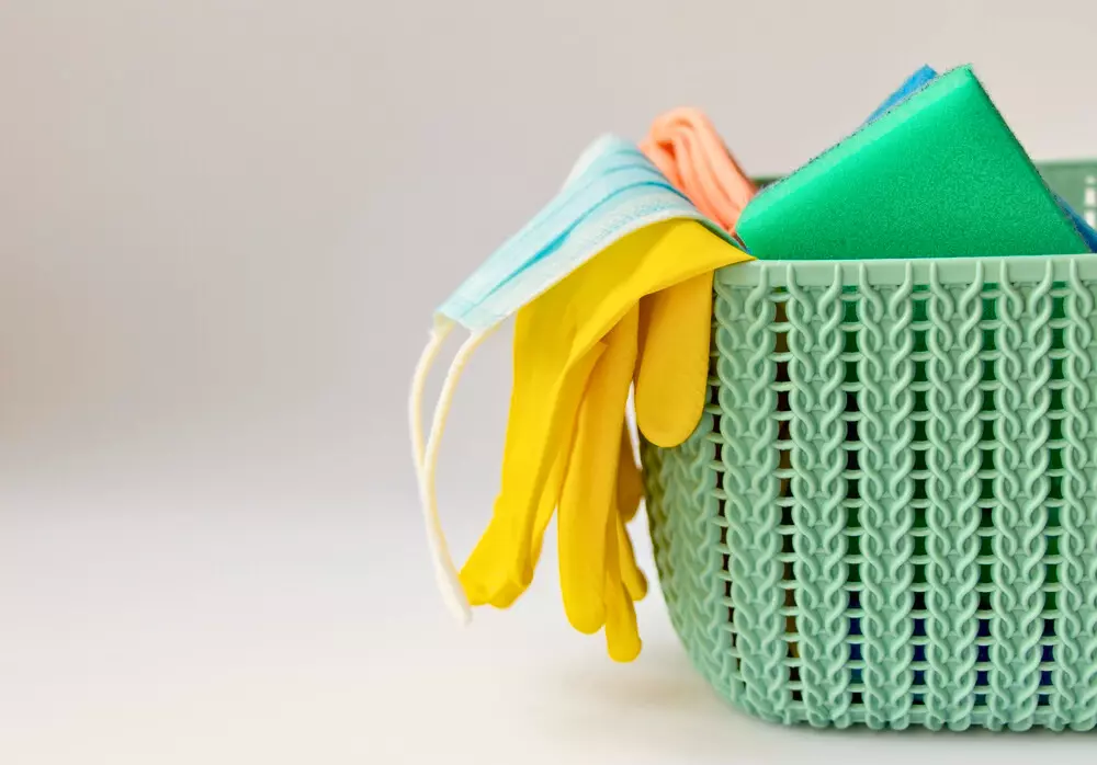 Kit de limpeza pós-obra com luvas, panos e esponjas coloridas, ideal para garantir segurança e eficiência na limpeza após reformas ou construções.