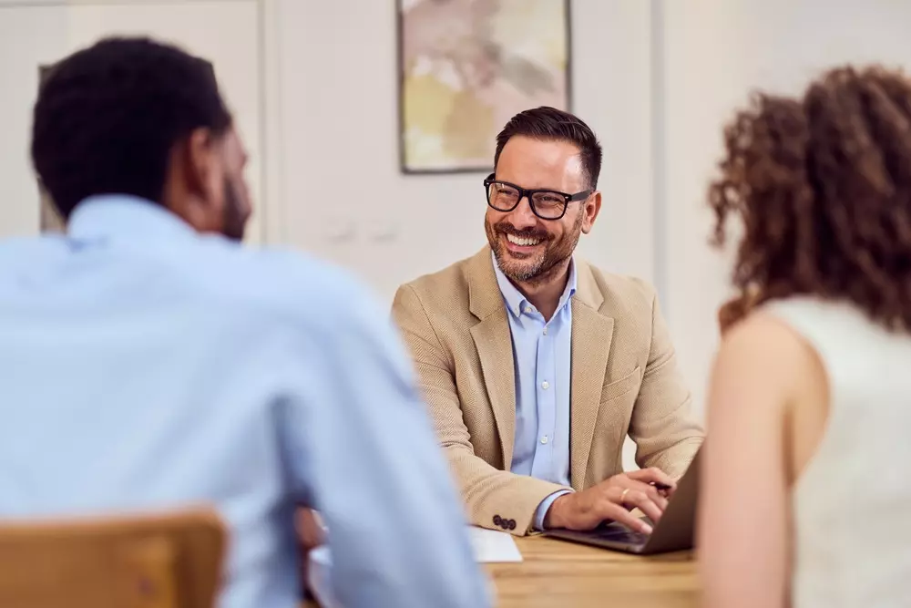 Reunião com especialista abordando regras de condomínio para instalação de ar-condicionado no apartamento.