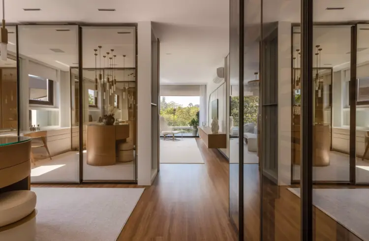 Espaço interno com vidro reflecta da Meneghisso & Pasquotto Arquitetura, refletindo iluminação natural e decoração moderna