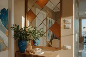 Corredor com espelho decorativo na parede, refletindo parte da sala de estar, com detalhes em madeira e plantas verdes ao lado