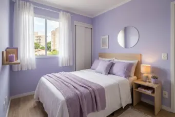 Quarto decorado com cores suaves de lilás e branco, destacando harmonia e tranquilidade, excelente opção para quem busca cores para o quarto.
