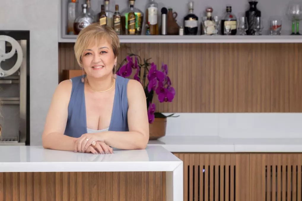 A arquiteta Cristiane Schiavoni em um de seus projetos