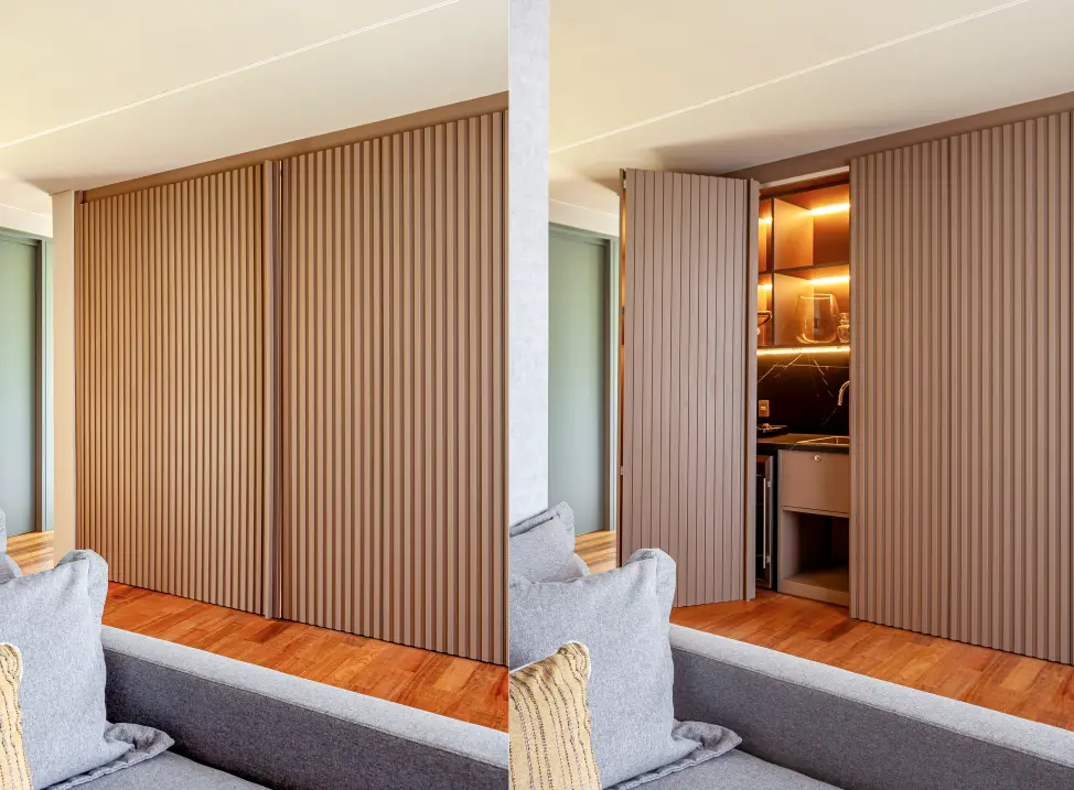 Duas fotos lado a lado mostrando ambiente com painéis de madeira para camuflar um bar em casa em uma decoração moderna e aconchegante, ideal para transformar o espaço.